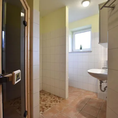 Idyllisches Mit Ueberdachter Terrasse Циров